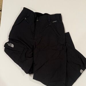 North Face Girls Black Cargo HyVent  snow Pants Size XL. See pics for Flaw.